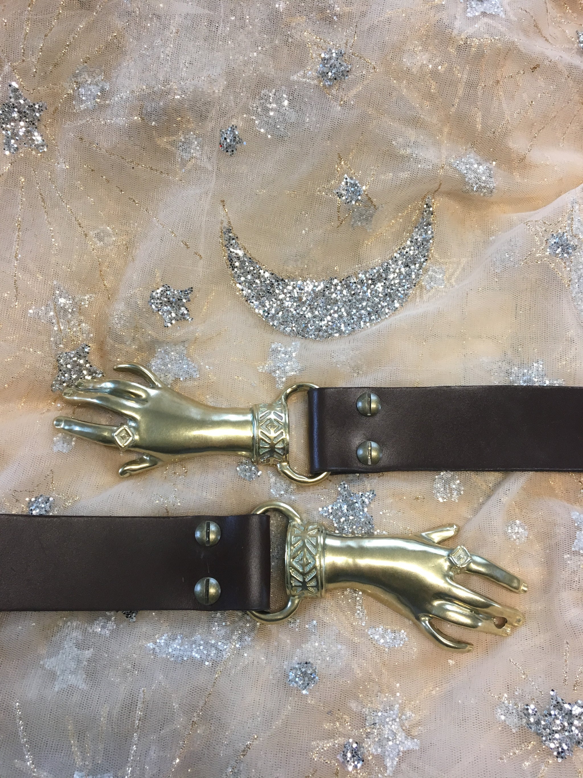 Vintage Victorian Revival Clasping Hand Belt Buckle Part Goldtn Metal Whimsigoth Victorian Style Clasping Hands Belt Buckle – Golden Bow  main image 3