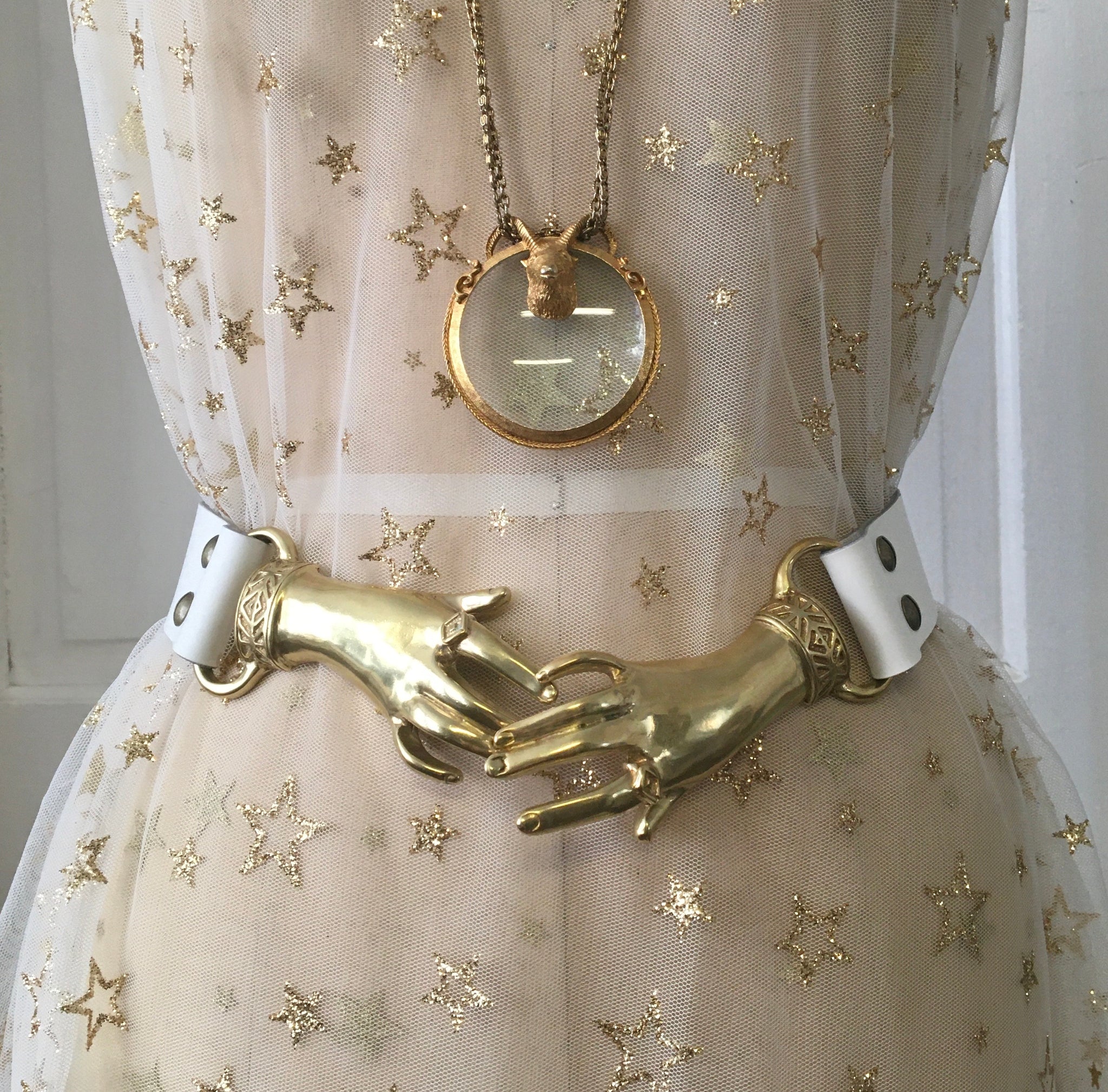 Victorian Style Clasping Hands Belt Buckle – Golden Bow  display picture 1